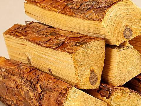 Ольховые дрова, уложенные в дровник под навесом